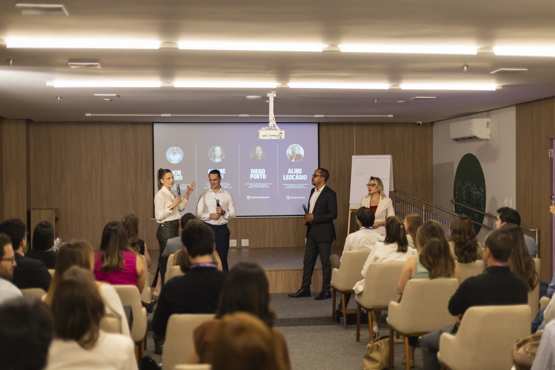 Lideranças da RNA conduzindo um encontro para médicos